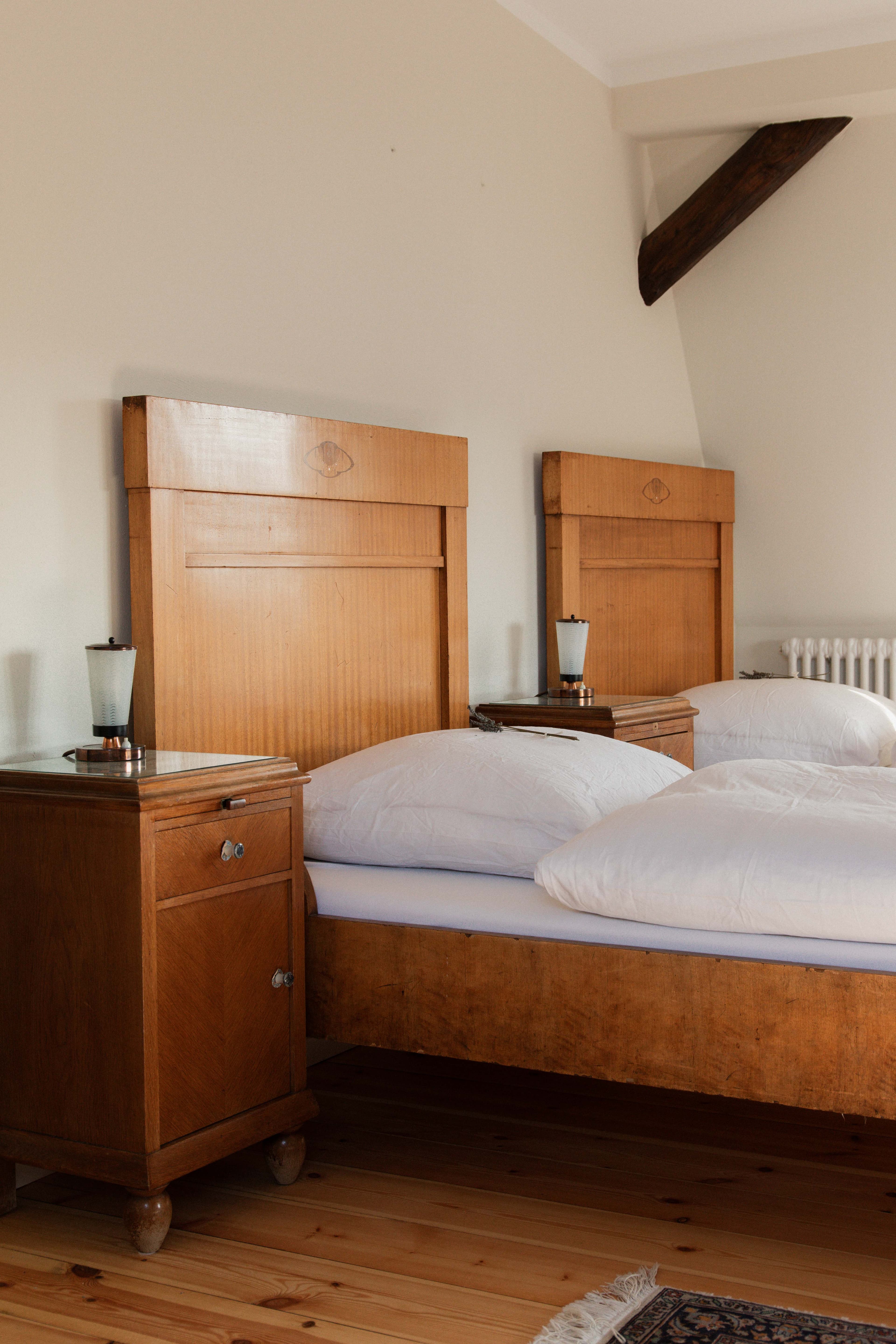 Gemütliches Schlafzimmer mit Holzmöbeln im HAVEN