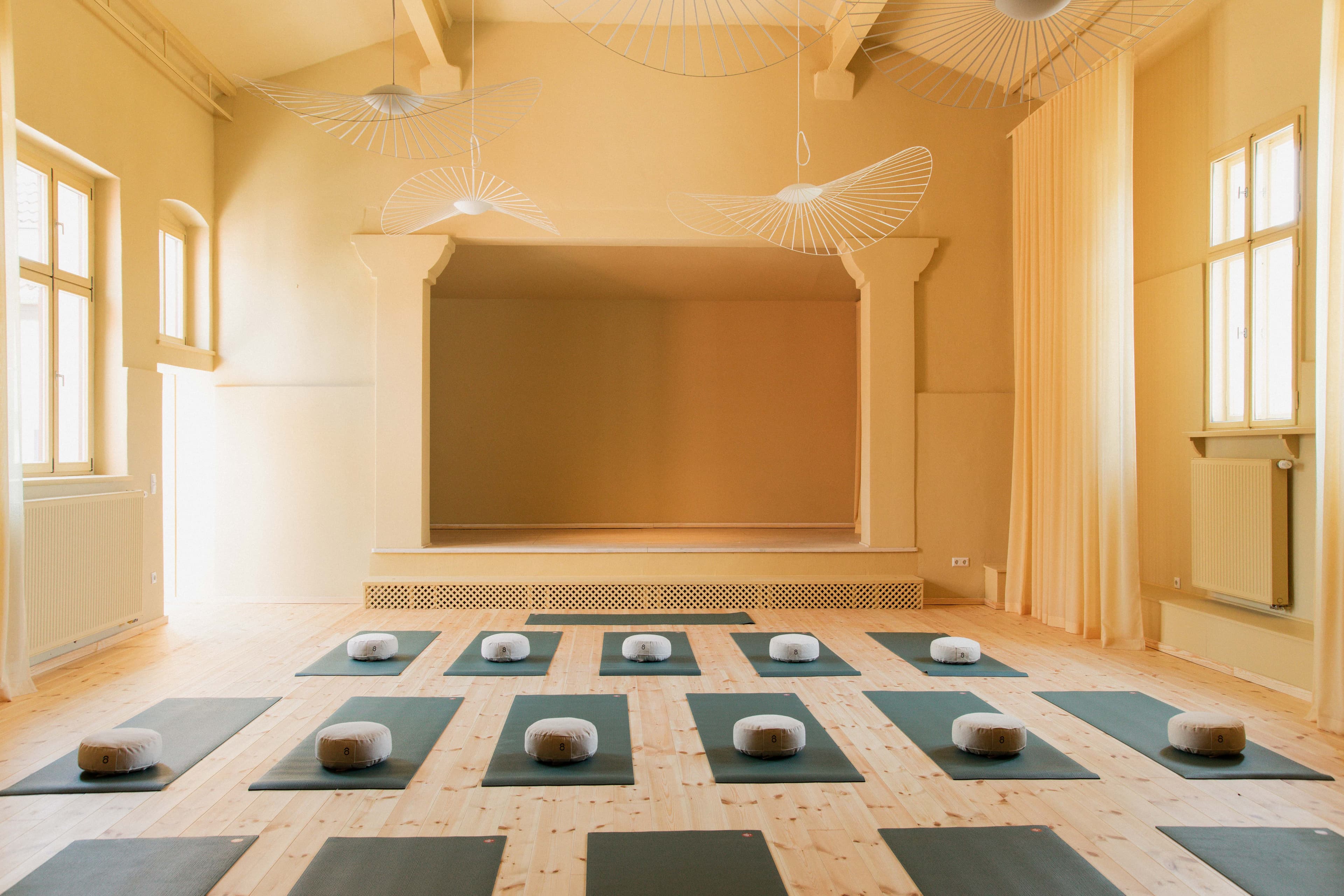 Die Yogashala im HAVEN mit Meditationskissen